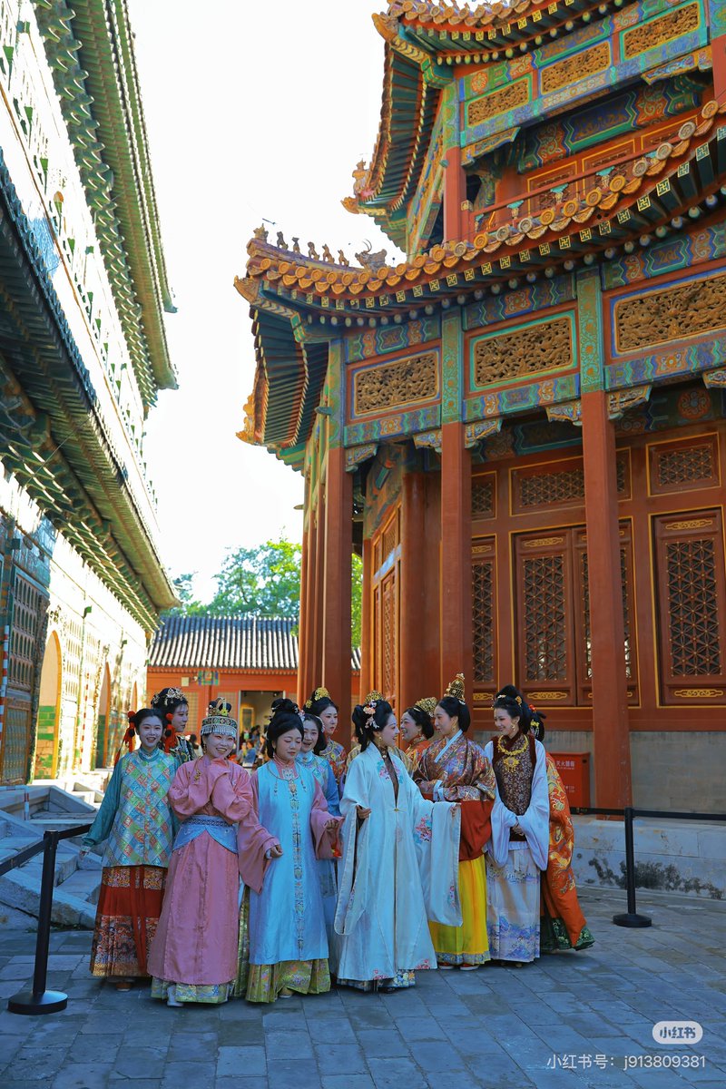 AmazingHanfu's tweet photo. Hanfu Check in | Beijing, a splash of color returns. After 70+ years away, Liuli Pavilion in Beihai Park is open again! This Qing dynasty gem brings its colorful glazed tiles back to Beijing city walks. Would you stop by? (via.guofengxiaojinyu) 
HanfuOOTD
Ming dynasty style Hanfu https://t.co/KR1tQ71IrJ