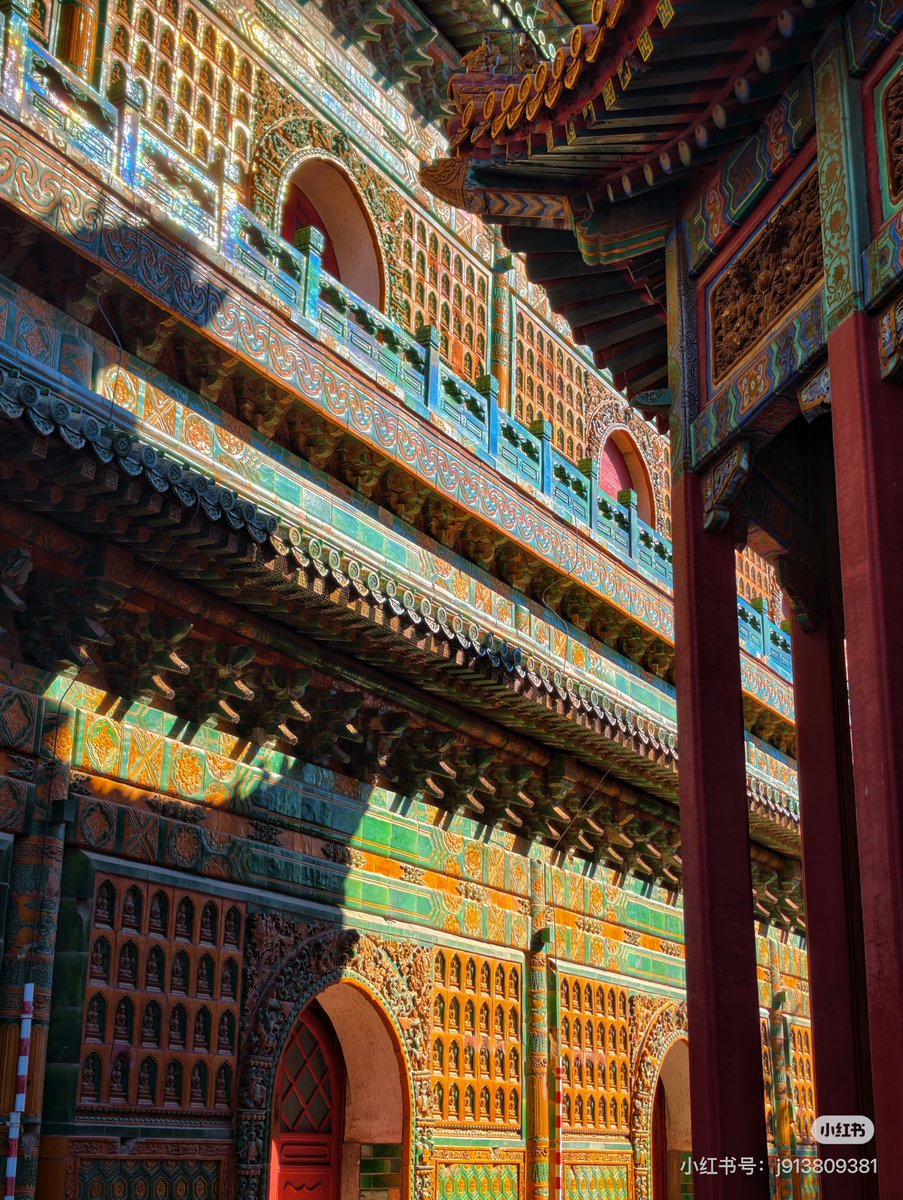 AmazingHanfu's tweet photo. Hanfu Check in | Beijing, a splash of color returns. After 70+ years away, Liuli Pavilion in Beihai Park is open again! This Qing dynasty gem brings its colorful glazed tiles back to Beijing city walks. Would you stop by? (via.guofengxiaojinyu) 
HanfuOOTD
Ming dynasty style Hanfu https://t.co/KR1tQ71IrJ