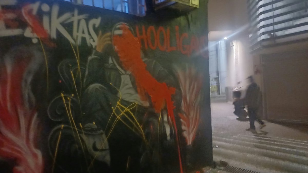 Serhatcelikbjk's tweet photo. Açıklamamızdır ! 
Dün gece el emeği duvarlarımıza haince bir saldırı gerçekleşmiştir.Her şey tribünler adına daha güzel olsun diye çabalarken bu yapılan Terbiyesizliğin cezasını keseceğimizden kimsenin şüphesi olmasın Hak eden hakkını alacak. https://t.co/jaUUtgrH91