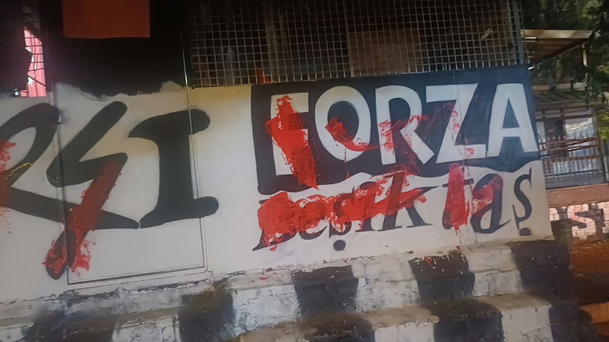 Serhatcelikbjk's tweet photo. Açıklamamızdır ! 
Dün gece el emeği duvarlarımıza haince bir saldırı gerçekleşmiştir.Her şey tribünler adına daha güzel olsun diye çabalarken bu yapılan Terbiyesizliğin cezasını keseceğimizden kimsenin şüphesi olmasın Hak eden hakkını alacak. https://t.co/jaUUtgrH91