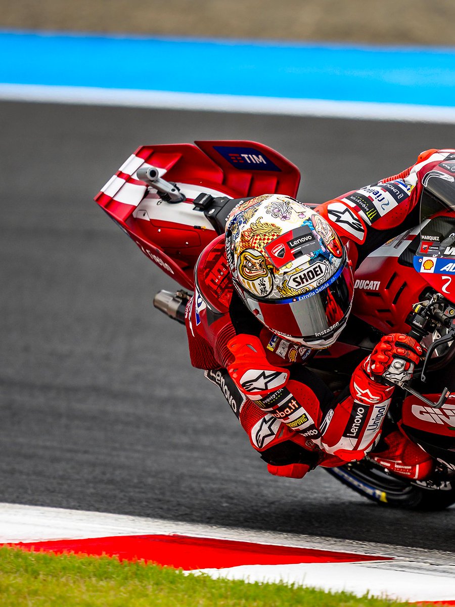ShellMotorsport's tweet photo. It’s hotting up at the top 🫨

Márquez’ win in Japan brought the Spaniard to within 2 points of Martin in the Riders’ Championship😱

We can’t wait to provide @ducaticorse's Shell V-Power Fuel and Shell Advance Oil for a THRILLING run-in😍

#ShellMotorsport https://t.co/jojHT8ywse