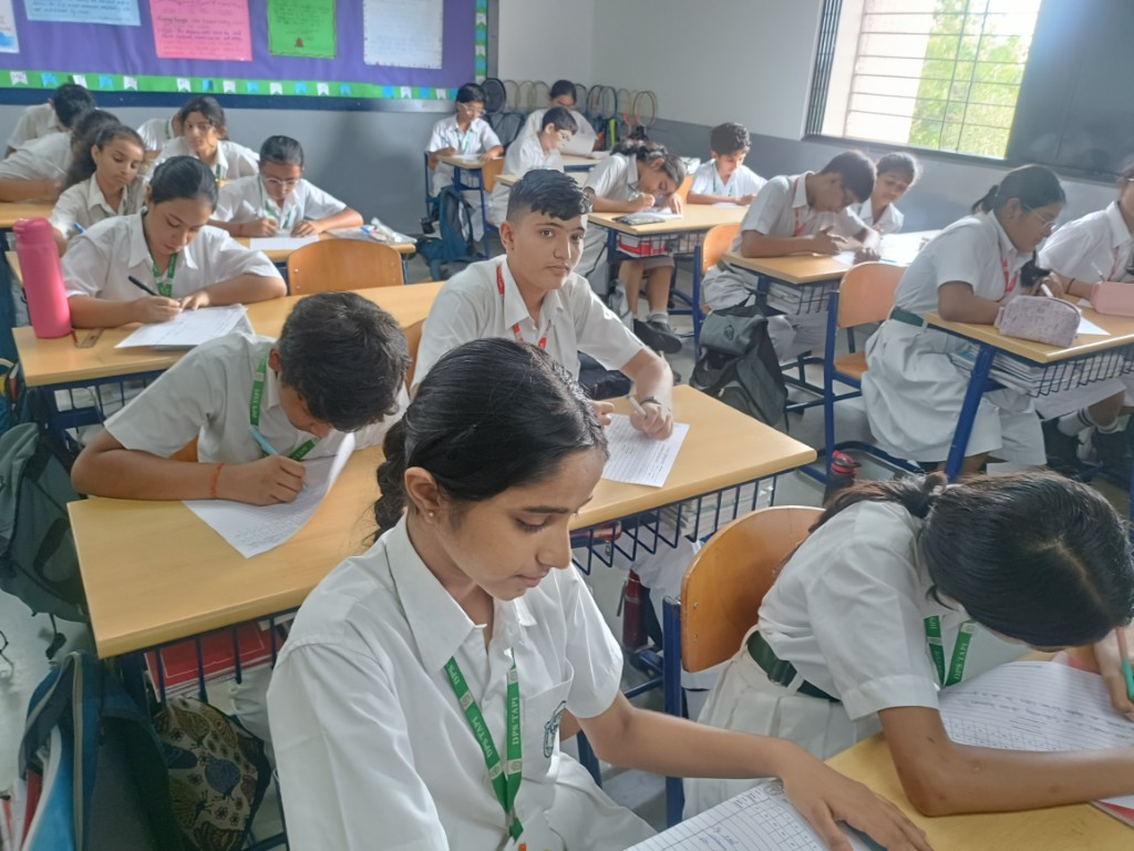DPSTapi's tweet photo. 🇮🇳✨ As part of Project Veer Gatha 6.0, Classes VI–XI explored the inspiring stories of India’s brave hearts through writing, storytelling, poetry and multimedia presentations, celebrating courage, sacrifice and patriotism.
#DPSTapi #VeerGatha6 https://t.co/VALagF1F2l