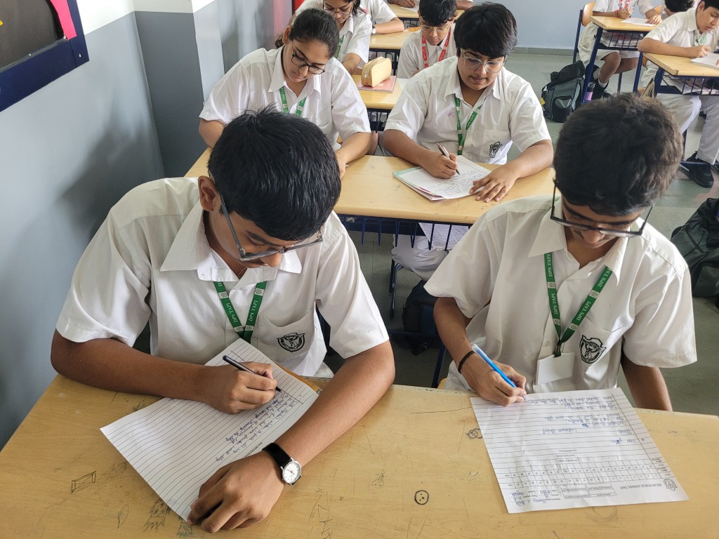 DPSTapi's tweet photo. 🇮🇳✨ As part of Project Veer Gatha 6.0, Classes VI–XI explored the inspiring stories of India’s brave hearts through writing, storytelling, poetry and multimedia presentations, celebrating courage, sacrifice and patriotism.
#DPSTapi #VeerGatha6 https://t.co/VALagF1F2l