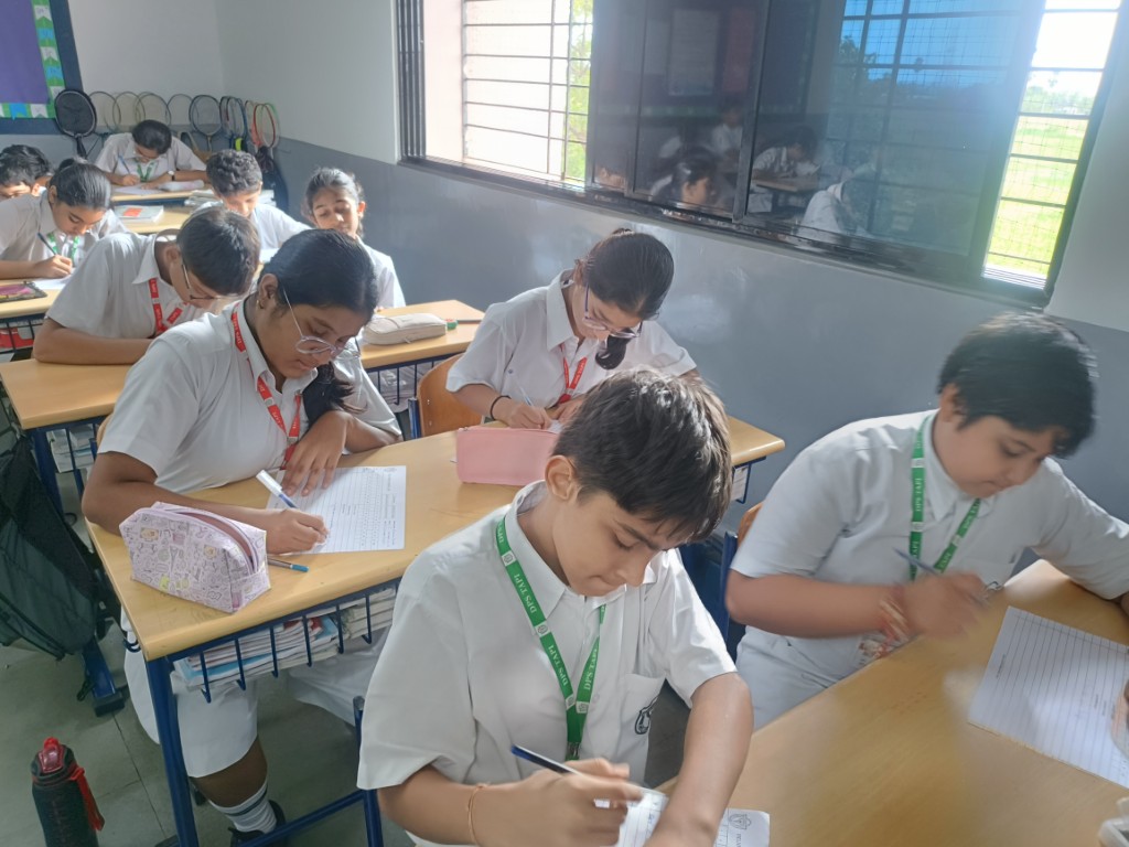 DPSTapi's tweet photo. 🇮🇳✨ As part of Project Veer Gatha 6.0, Classes VI–XI explored the inspiring stories of India’s brave hearts through writing, storytelling, poetry and multimedia presentations, celebrating courage, sacrifice and patriotism.
#DPSTapi #VeerGatha6 https://t.co/VALagF1F2l