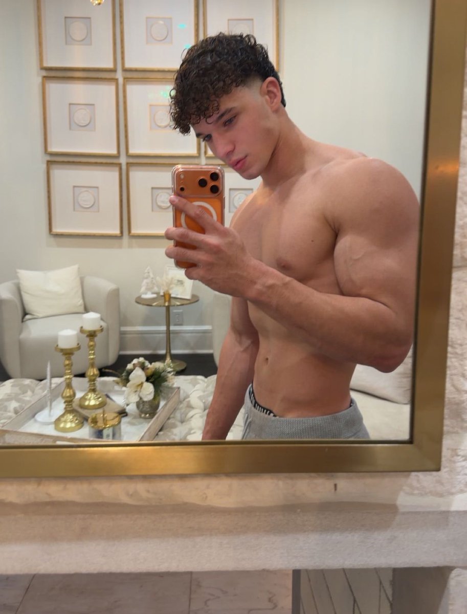 Kingjojolift5's tweet photo. Late night. Head down 🙇. Wallet open. Worship properly. 💸

#Findomcashmaster #worship #cashalpha #paypig https://t.co/kndJNG4hsI