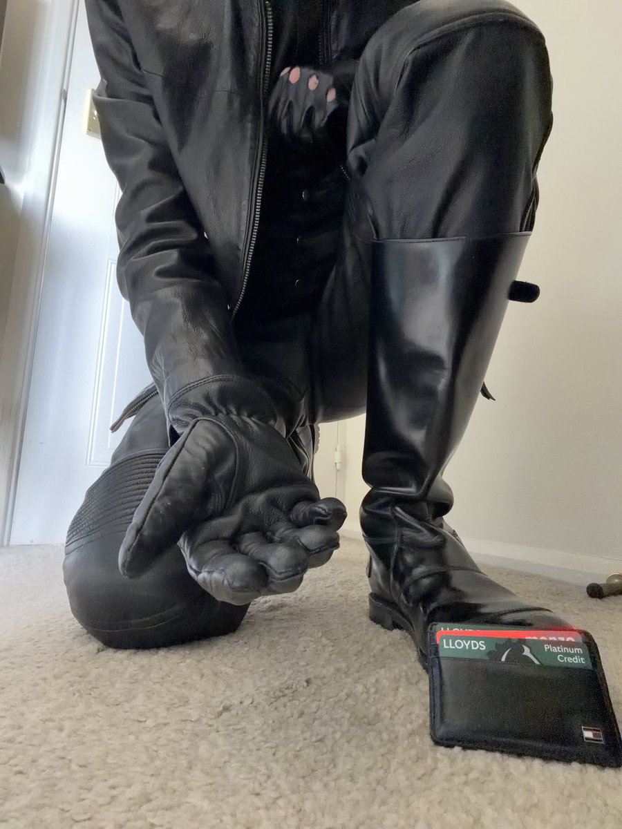 lthrlad96's tweet photo. Locktober day 5. 

Feeling weak? Get in my DMs😈 

#LeatherBoots #LeatherKink #GayLeather #Locktober #Findom https://t.co/OcrqXvsaZn