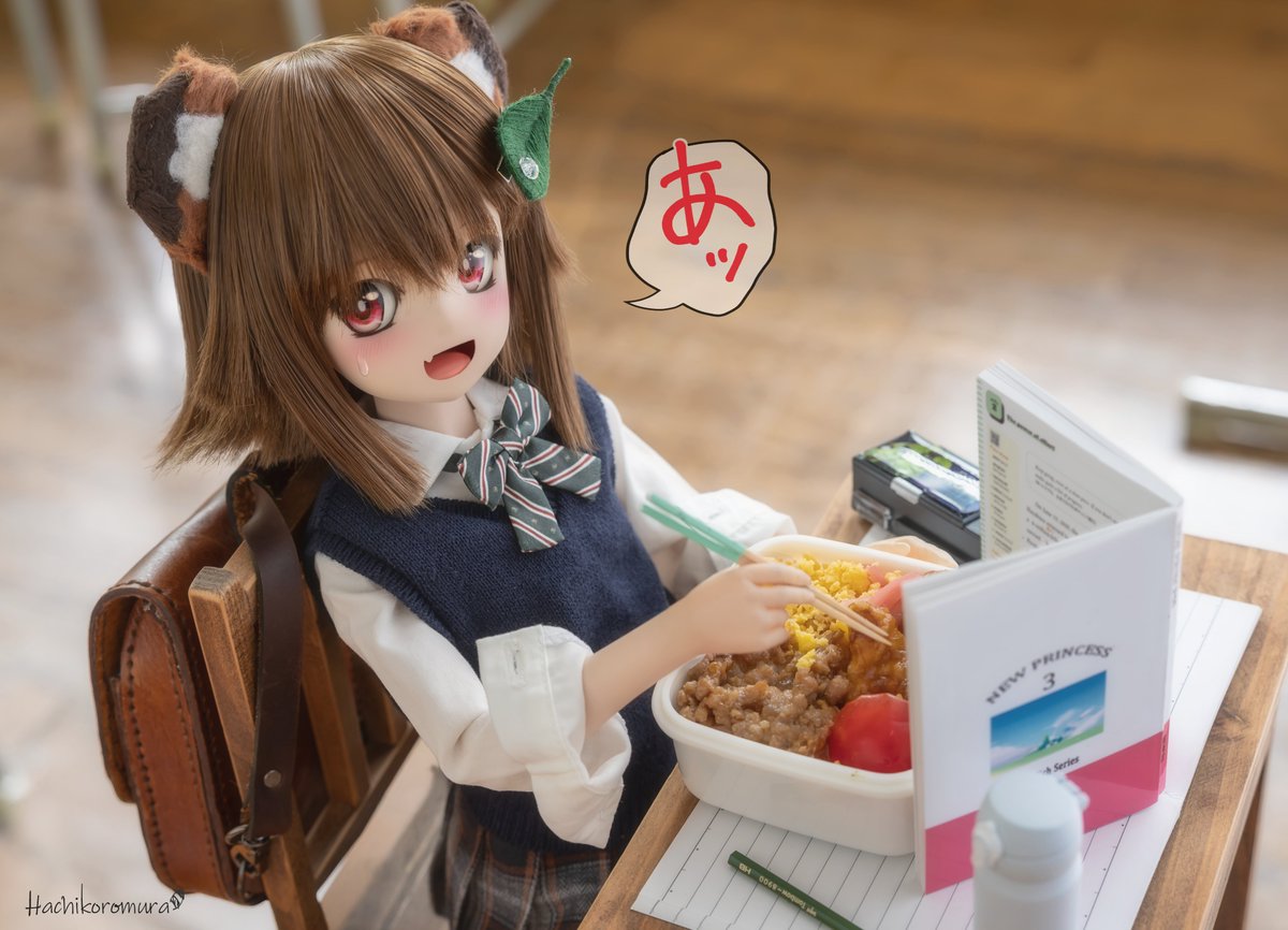hachikoromura's tweet photo. 隠れてお弁当を食べているのがバレてしまったやーこちゃんです（ていうかお弁当デカいね💦） https://t.co/B0JgXFsjm8