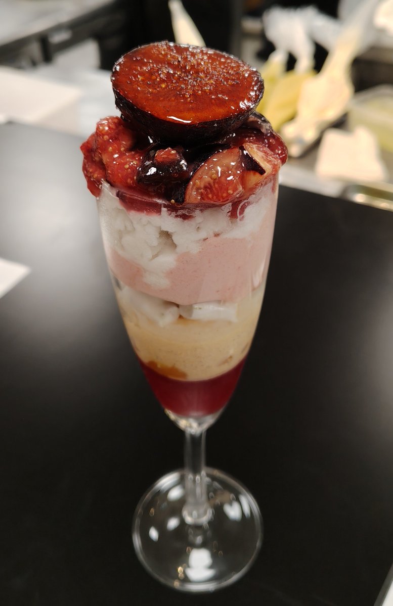yosyhum's tweet photo. 和菓子魂
ラブティック・ドゥ・ユキノシタ・カマク��
ビオレソリエスのパフェ
イートイン、夕方行ってもすぐ入れた‼️
うす〜くキャラメリゼされたビオレソリエスが絶美味😋
ココナッツや桃のソース、柑橘の構成が、繊細で上品な佐々木シェフのパフェらしくて素敵💘 https://t.co/0Sk4tASARq
