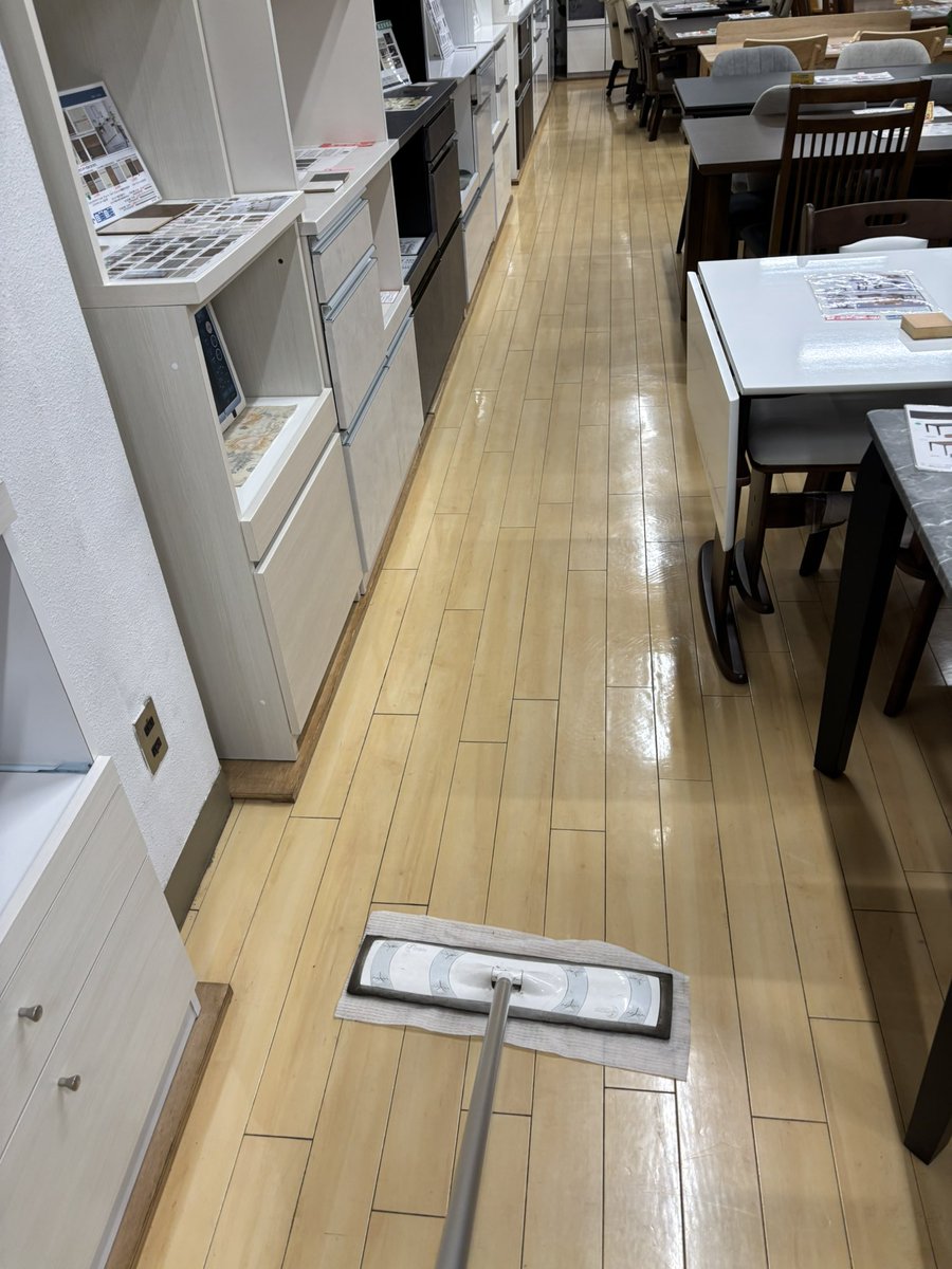 vg9prg's tweet photo. する事無いから、モップ掛けしろって　　暇な店なら求人出すんじゃねーよ　　ワイを雇うなよ https://t.co/6S439VMNIL
