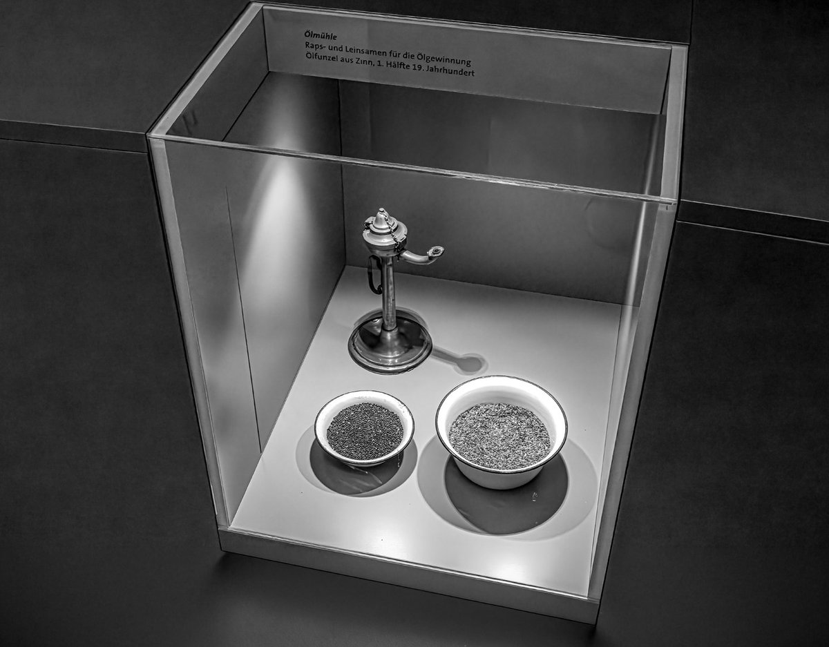 julioklcesar's tweet photo. Bevor es Dyson gab, sorgte diese Zinn-Ölfunzel für Licht und nussiges Aroma. Mit Raps- und Leinsamenöl beleuchtete sie im 19. Jahrhundert die Stube. Ein sehenswertes Stück Geschichte im Stadtmuseum Hofheim. https://t.co/svCAUUyC0N