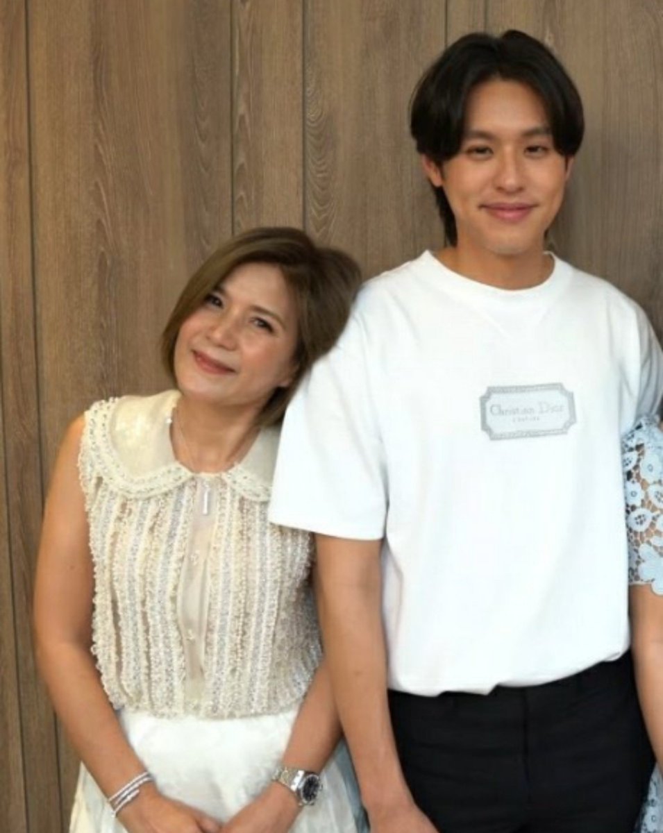 Wwp_2005's tweet photo. ถึงบิวกิ้นมันจะชอบแกล้งม๊าเดือน แต่มันรักม๊าเดือนมากนะ ไปเยี่ยมม๊าเดือนตลอด ม๊าเดือนออกจากโรงพยาบาลก็พาที่บ้านไปเยี่ยมบ้าน ม๊าฟื้นมาก็เรียกชื่อบิวกิ้นคนแรก หอมแก้มด้วย ม๊าเดือนเริ่มออกจากไปเที่ยวบิวกิ้นก็คอยไปเม้นคุยด้วย เอ็นดูเนอะ https://t.co/7oe9YNM8CT