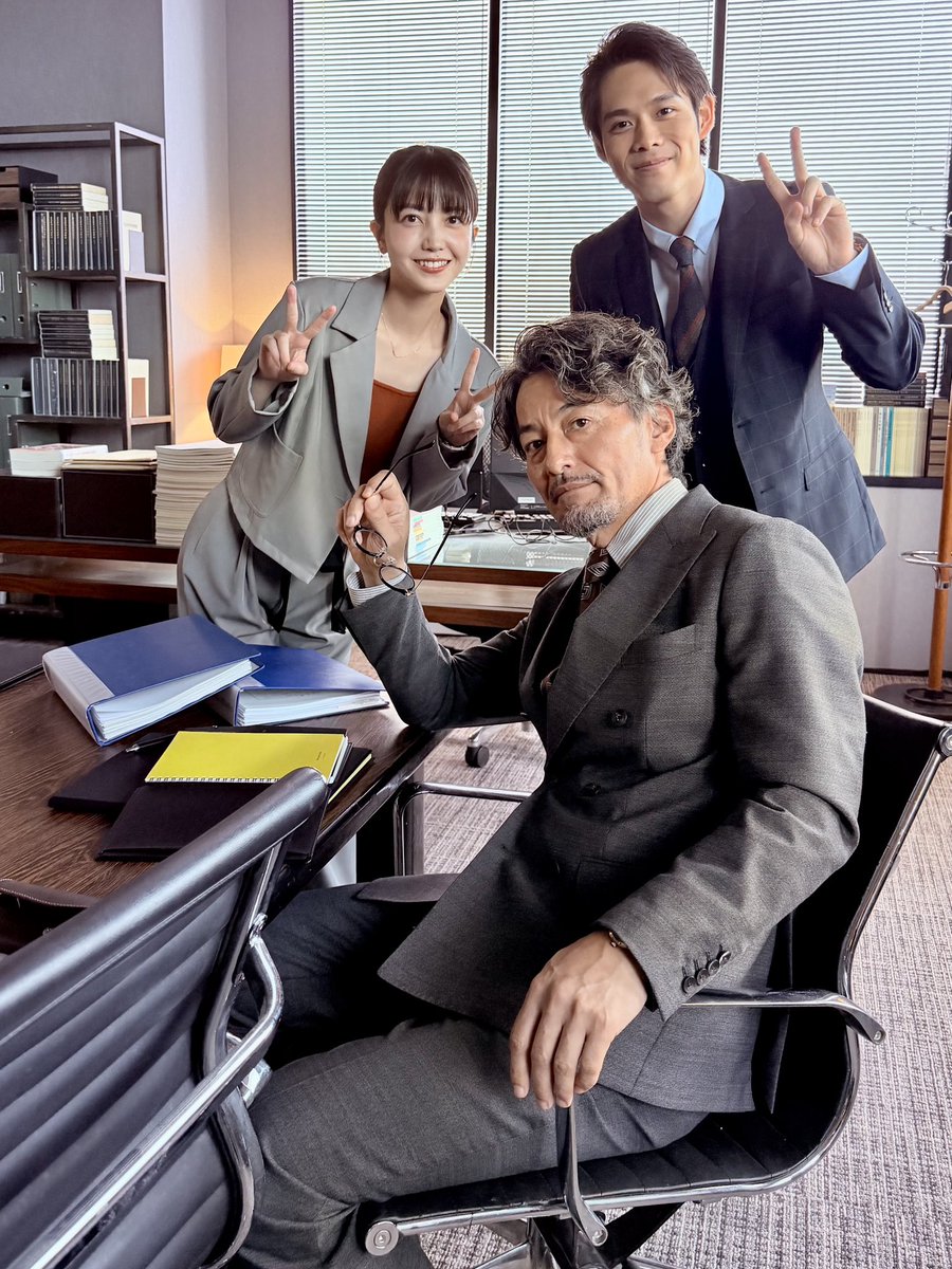 minamidaminami_'s tweet photo. 📷 ┊ 𝐨𝐟𝐟𝐬𝐡𝐨𝐭

絶賛撮影中の現場から
オフショットをお届け.ᐟ

広川・ハワード法律事務所の
宮地チームでのスリーショット📷◌𓂂

#南田南弁護士は天才肌 
#細田佳央太 #久保史緒里 
#山口馬木也
#カンテレ
𝟏𝟎月𝟏𝟗日(月)よる𝟏𝟎時スタート🐋
（初回15分拡大） https://t.co/zjqpc20XOf
