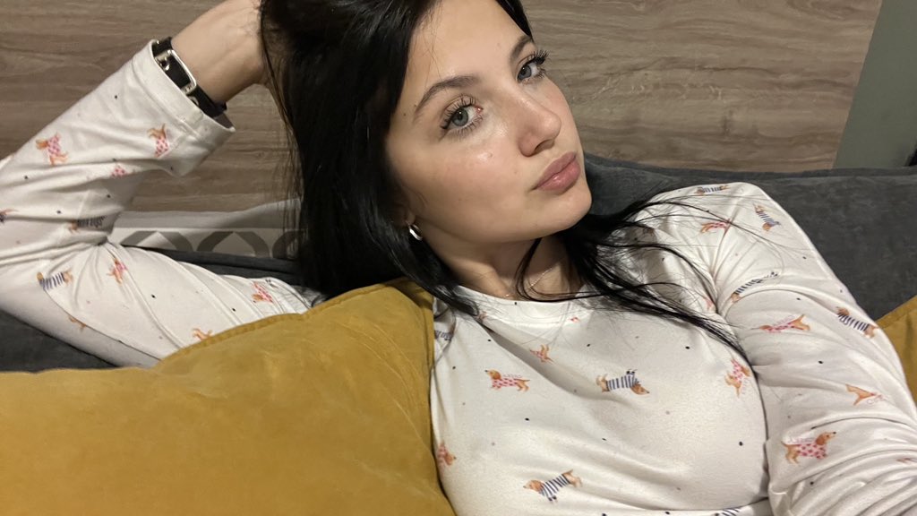 milliewilzz's tweet photo. One last selfie before bed because apparently I'm incapable of simply going to sleep🌙 https://t.co/EKveQnqVyC