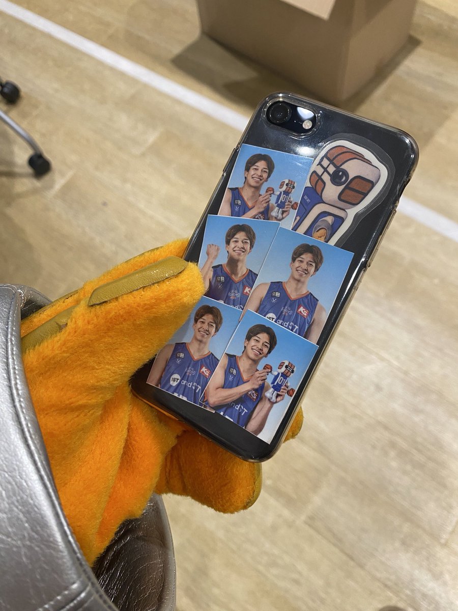 ROBO_SKET's tweet photo. ゲッ㌧ゲッ㌧ゲッ㌧㌧ 🤖🫶
コーヘー ゲッ㌧㌧ ❤️‍🔥

社内歩ッテタラｧ 
『ロボスケ ドウゾ~』ッテ貰ッタ 🫶

..トイウコトデ
早速ロボフォン📱デコッタ 🤖✨

チョベリキュッスギーーーーーーーー !!!!!

ミンナモ ゲッ㌧シテネ ⤴︎

#茨城ロボッツ #GAMECHANGER
#時代はロボスケ https://t.co/56tCPVYbbb