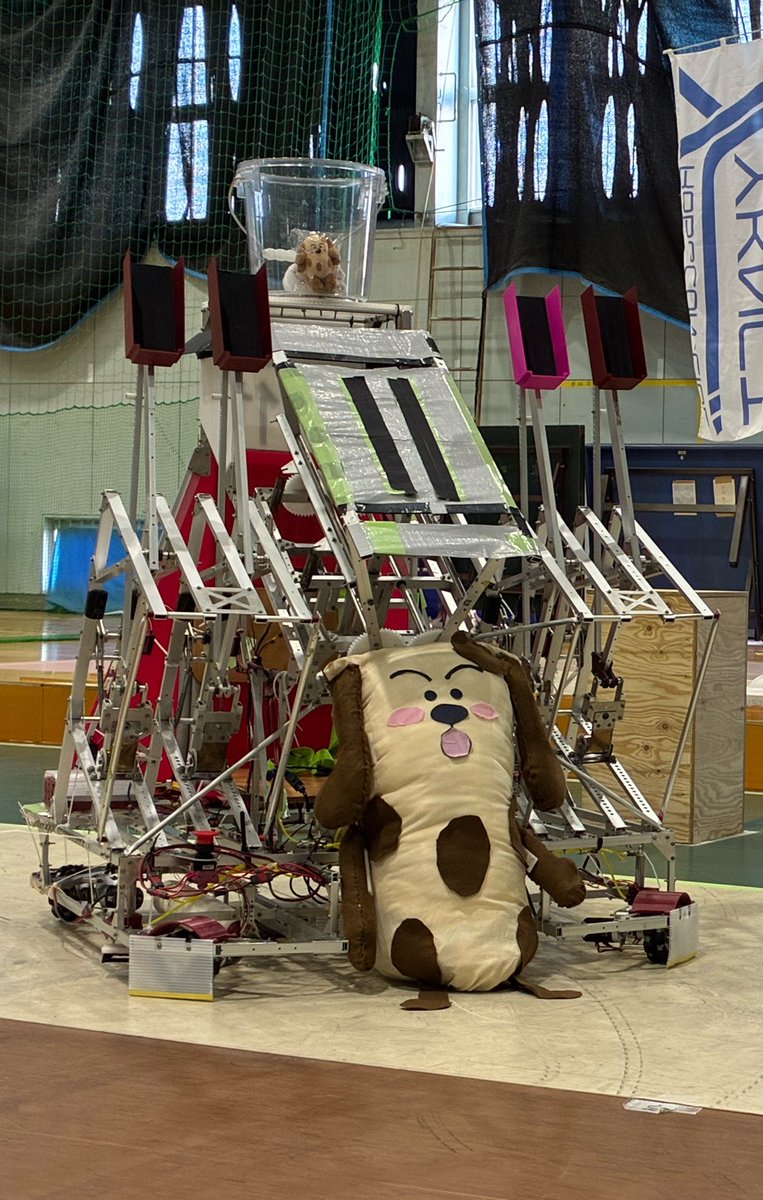 BhBiaf's tweet photo. 高専ロボコン2026で八代B選手でした。
真ん中のブルーシート機構を担当しました。
雑巾を包んでポンって飛ばす機構はなかなか見なかったので唯一無二感があって良かったです。本番ではかけることができなかったですが、練習ではかけれました。 https://t.co/owsglq0e2P