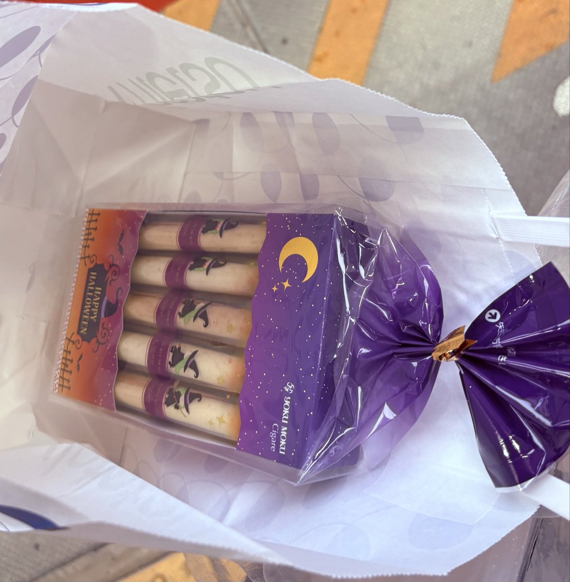 miyopen_mero's tweet photo. 夜のおたのしみのおやつ、
ヨックモックもゲット✌️
秋は甘いものが食べたくなるのよね🤤
ハロウィンのパッケージうれしい🎃 https://t.co/NNV3f2DWwk