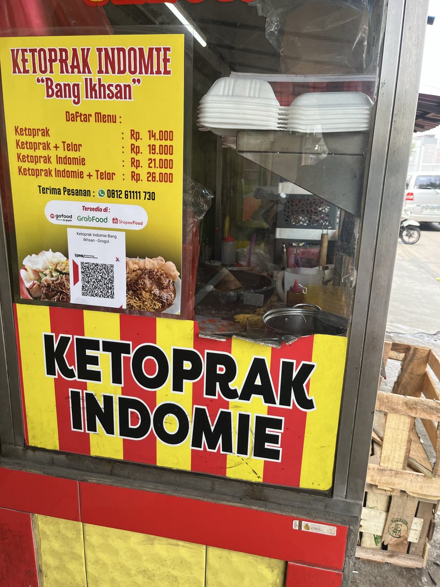 kukuhya's tweet photo. Di saat AI udah merajalela, harga dollar segitu segitu aja dan orang orang diangkat ke istana. Baru tau kalo ketoprak ada yang pake Indomie!?? https://t.co/4dJodK4UbU