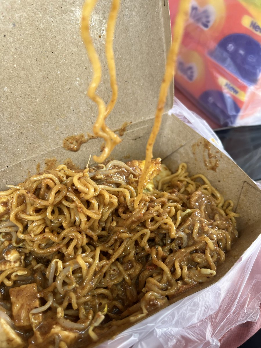 kukuhya's tweet photo. Di saat AI udah merajalela, harga dollar segitu segitu aja dan orang orang diangkat ke istana. Baru tau kalo ketoprak ada yang pake Indomie!?? https://t.co/4dJodK4UbU
