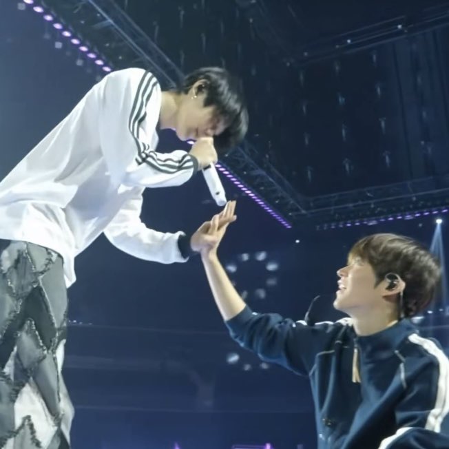 myouterspace123's tweet photo. idol rapper × his super fanboy https://t.co/mEFcVqjena