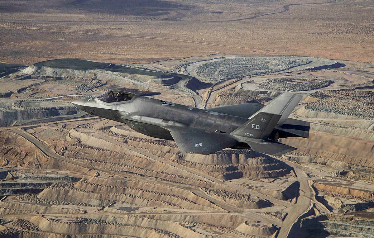 DefenseandtechC's tweet photo. What Is the F-35? The Stealth Fighter Explained defenseandtech.com/what-is-the-f-35/ #F35 #fifthgenerationfighter #JointStrikeFighter #LockheedMartin https://t.co/9SDmiNK6xM