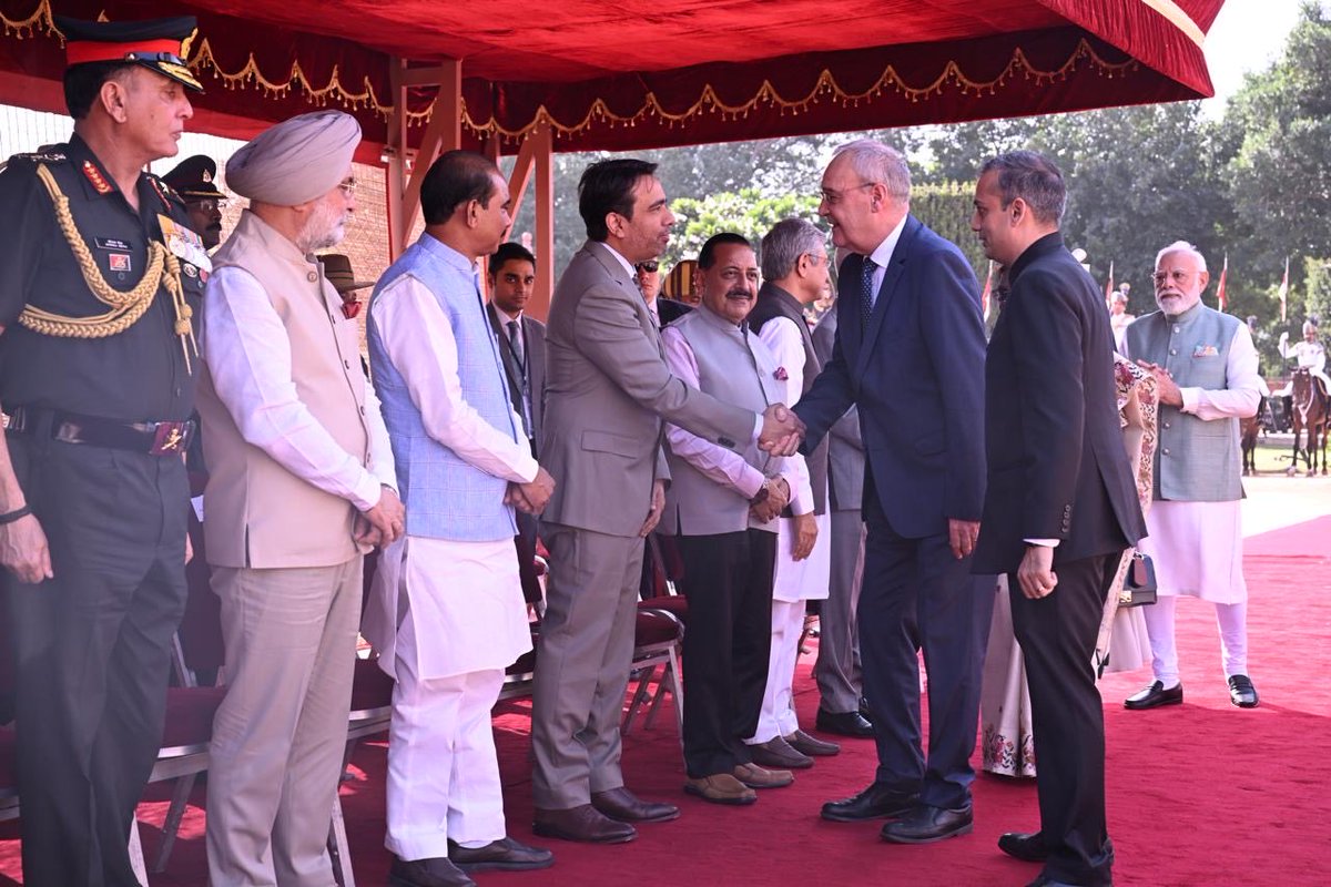 jayantrld's tweet photo. Attended the reception hosted by Hon’ble President of India Smt. Droupadi Murmu ji at @rashtrapatibhvn in honour of H.E. @ParmelinG, President of the Swiss Confederation, in the presence of Hon’ble PM @narendramodi ji.

India and Switzerland share a longstanding partnership rooted in mutual trust and shared values. We remain committed to deepening cooperation across trade, technology, education and skills, and creating new opportunities for our people. 🇮🇳🇨🇭
@MEAIndia