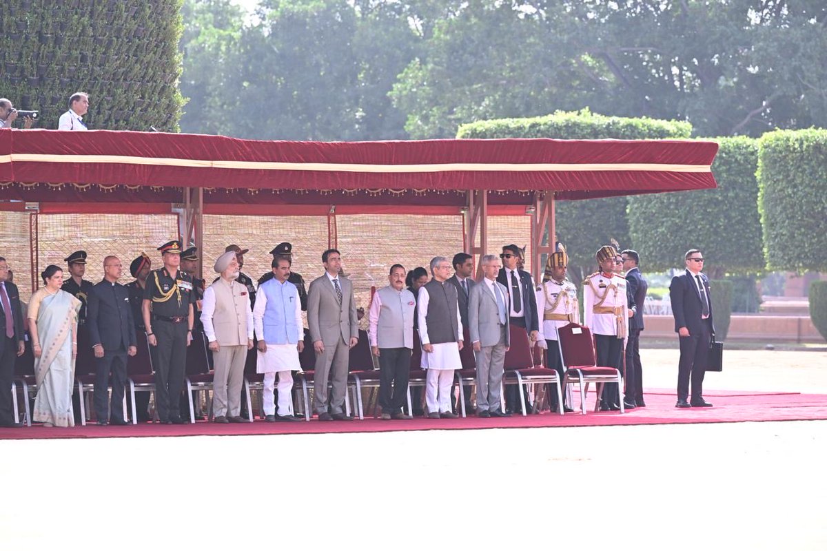 jayantrld's tweet photo. Attended the reception hosted by Hon’ble President of India Smt. Droupadi Murmu ji at @rashtrapatibhvn in honour of H.E. @ParmelinG, President of the Swiss Confederation, in the presence of Hon’ble PM @narendramodi ji.

India and Switzerland share a longstanding partnership rooted in mutual trust and shared values. We remain committed to deepening cooperation across trade, technology, education and skills, and creating new opportunities for our people. 🇮🇳🇨🇭
@MEAIndia