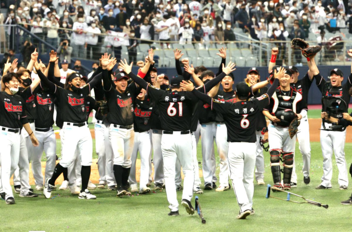 caratysl's tweet photo. #KBO #KTWIZ #V2 #정규이닝우승
전혀 기대하지 못 했던, 상상 못 했던 2013년부터 세 번에 걸쳐 끝내 머문 자리는 10위. 신생팀이자 비인기구단. 여러차례의 암흑기가 있었지만 점점 입지를 쌓아가며 5년 전, 2021년에 마침내 정상에 올랐습니다. 그리고 5년 후 또 다시 마법같은 일이 펼쳐집니다!✨️ https://t.co/aOI0F3tB2r