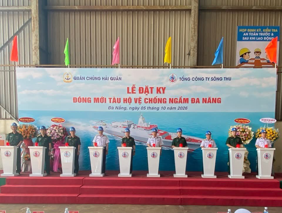 Nkahhtqs's tweet photo. Congratulations to our beloved shipyard Sông Thu on the keel-laying ceremony of Vietnam's first Multirole Anti-submarine Frigate, just less than 2 months after its steel-cutting ceremony.
Meanwhile the Vietnamese Navy confirms that the B-frigate will have a length of 108m, a beam of 13.6m, with a displacement sitting in the 2000+ tons class, and a maximum speed of 28 knots.
While it was somewhat a disappointment that it is no 4000 tons class, the ship is still expected to be a very capable platform, with a very high level of domestic weapons to be provided by Viettel and Vietnam Defence Industry, including guided missiles and integrated combat systems.
#Nka