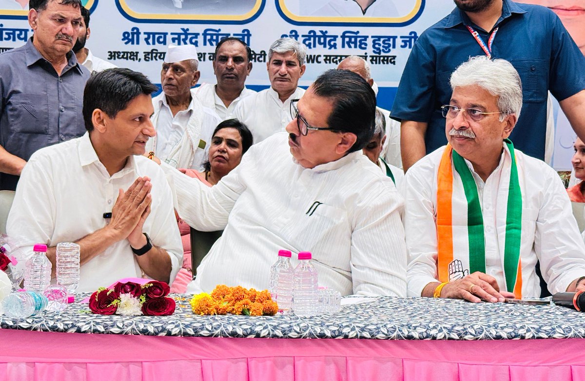 DeependerSHooda's tweet photo. आज 📍 सोनीपत में

सोनीपत MC-1 ब्लॉक कांग्रेस कार्यकर्ता सम्मेलन में AICC हरियाणा प्रभारी श्री @SanjaySDutt जी, @INCHaryana प्रदेश अध्यक्ष श्री @raonarenderinc जी के साथ शामिल हुआ।

साथ सांसद @SBrahmcharii जी, पूर्व सांसद धर्मपाल मलिक जी, विधायक @indurajnarwal जी, पूर्व CPS @JaiveerSinghHR जी, पूर्व विधायक सुरेन्द्र पँवार जी, पूर्व विधायक पदम सिंह दहिय�� जी, पूर्व विधायक सुखबी�� फरमाना जी, ग्रामीण जिलाध्यक्ष संजीव दहिया जी, शहरी जिलाध्यक्ष कमल दीवान जी, हरियाणा महिला कांग्रेस की प्रदेश अध्यक्षा @pearlpataudi जी, राई विधानसभा से कांग्रेस प्रत्याशी रहे जयभगवान अंतिल जी, हरियाणा कांग्रेस SC विभाग के चेयरमैन @ManojBagri_INC जी, ब्लॉक अध्यक्ष दीपक जी, ब्लॉक अध्यक्ष बिजेंद्र जी समेत युवा कांग्रेस, सेवादल, महिला कांग्रेस, एनएसयूआई के स्थानीय नेता, कार्यकर्ता मौजूद रहे।

@kharge @RahulGandhi @priyankagandhi @kcvenugopalmp @BhupinderShooda