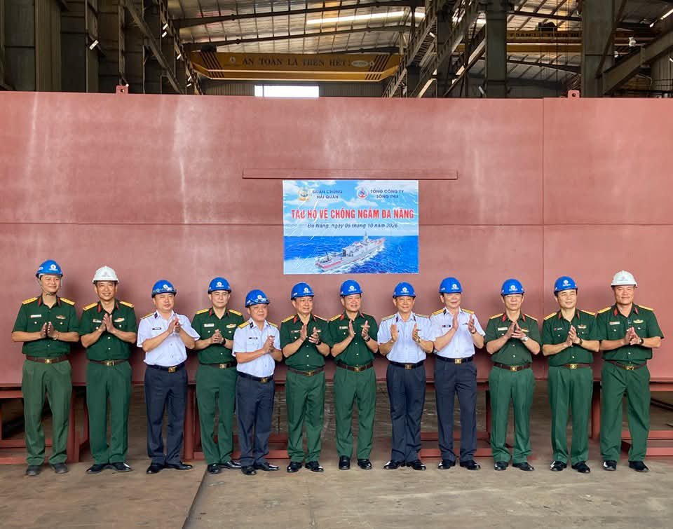 Nkahhtqs's tweet photo. Congratulations to our beloved shipyard Sông Thu on the keel-laying ceremony of Vietnam's first Multirole Anti-submarine Frigate, just less than 2 months after its steel-cutting ceremony.
Meanwhile the Vietnamese Navy confirms that the B-frigate will have a length of 108m, a beam of 13.6m, with a displacement sitting in the 2000+ tons class, and a maximum speed of 28 knots.
While it was somewhat a disappointment that it is no 4000 tons class, the ship is still expected to be a very capable platform, with a very high level of domestic weapons to be provided by Viettel and Vietnam Defence Industry, including guided missiles and integrated combat systems.
#Nka