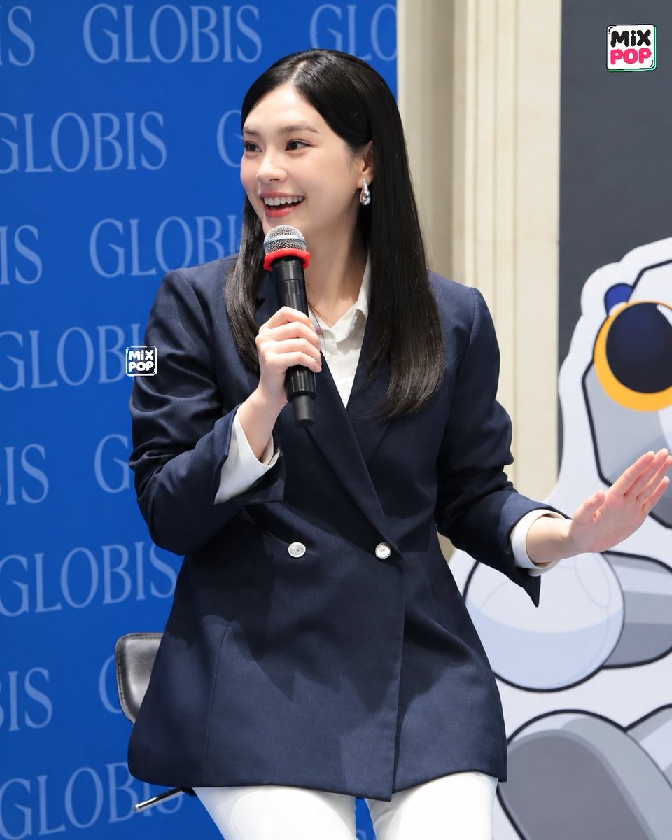 MiXPOPth's tweet photo. #เฌอปรางอารีย์กุล เรียนจบแล้วค้าบบ 
ในงานเปิดตัวในฐานะ "GLOBIS Ambassador" คนแรกของไทยในงาน "GLOBIS' Experience with Cheprang" 🎓✨
.
#MiXPOPEnt
#GLOBISUniversity #GLOBISThailand
#CherprangAreekul https://t.co/t8OtOHj6Rn