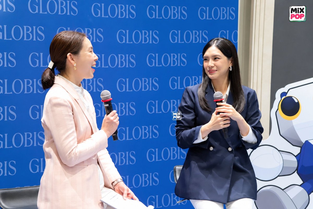 MiXPOPth's tweet photo. #เฌอปรางอารีย์กุล เรียนจบแล้วค้าบบ 
ในงานเปิดตัวในฐานะ "GLOBIS Ambassador" คนแรกของไทยในงาน "GLOBIS' Experience with Cheprang" 🎓✨
.
#MiXPOPEnt
#GLOBISUniversity #GLOBISThailand
#CherprangAreekul https://t.co/t8OtOHj6Rn