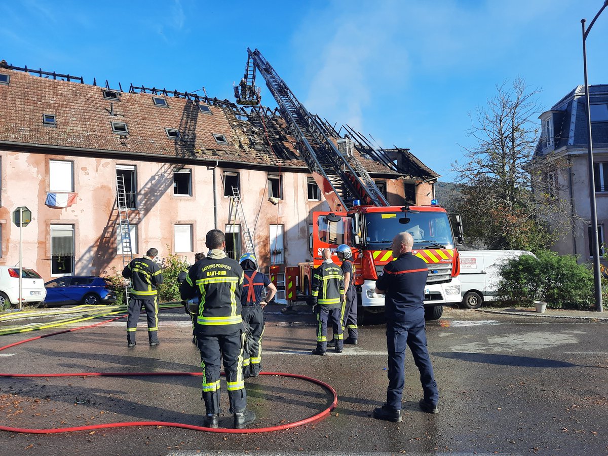 68pg's tweet photo. #incendie à Gunsbach pres de #Munster 14 personnes evacuees
Une victime et une personne toujours recherchée dans les décombres
Une femme blessée en ayant sauté d un etage https://t.co/UpnSJTw89N