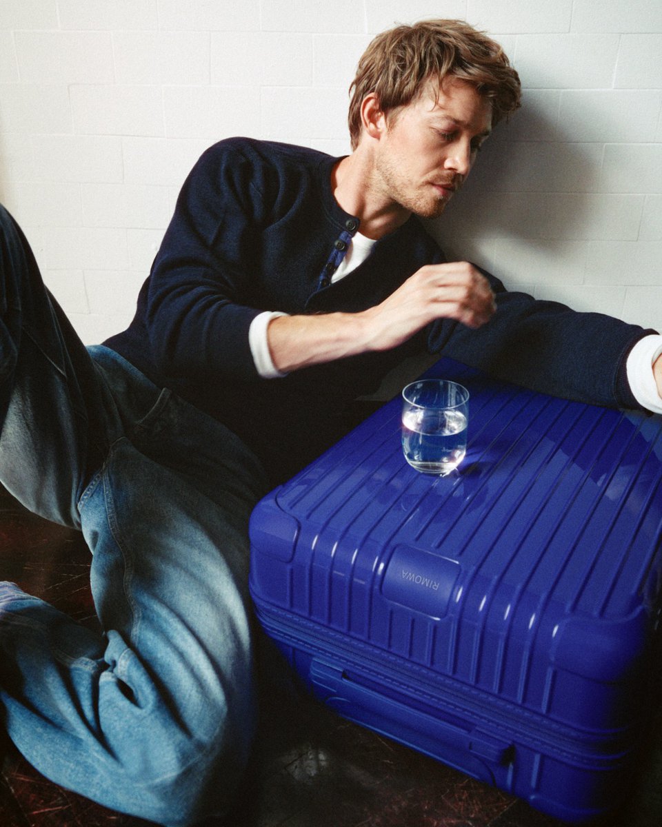 mintmag_th's tweet photo. เฉดใหม่ เติมความสดใส! RIMOWA เปิดตัว 2 สีใหม่ที่ได้แรงบันดาลใจมาจากสีสันธรรมชาติ ออกมาเป็นโทนสี Umber น้ำตาลเข้มจากผืนดิน และ Ultramarine สีน้ำเงินเข้มจากแร่ลาพิส ลาซูลี ผ่านกระเป๋าเดินทางคอลเล็กชั่น Essential และกระเป๋าสะพายข้าง กระเป๋าถือในคอลเล็กชั่น Groove ในขนาดกะทัดรัด โดยในแคมเปญนี้ยังคว้า JOE ALWYN มาถ่ายทอดเรื่องราวที่ทั้งสองเฉดสีค่อยๆ แทรกซึมเข้ามาอยู่ในชีวิตประจำวัน พร้อมจุดประกายไอเดียและกระบวนการสร้างสรรค์ของเขา 💚

➡️อ่านต่อ https://t.co/K6BwL7AhTn

@RIMOWA 
#RIMOWAEssential #RIMOWAColours
#MintNews
