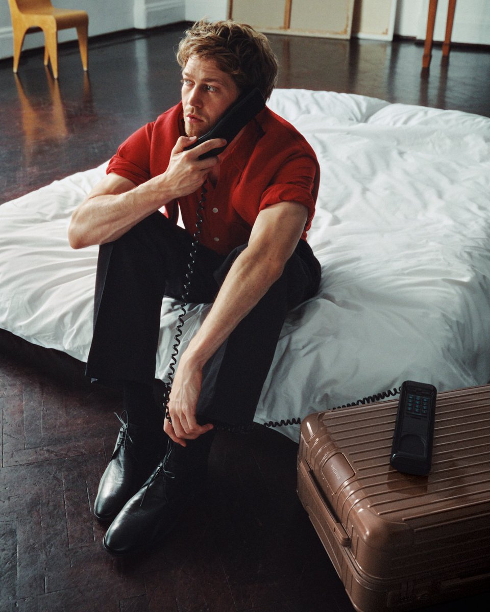 mintmag_th's tweet photo. เฉดใหม่ เติมความสดใส! RIMOWA เปิดตัว 2 สีใหม่ที่ได้แรงบันดาลใจมาจากสีสันธรรมชาติ ออกมาเป็นโทนสี Umber น้ำตาลเข้มจากผืนดิน และ Ultramarine สีน้ำเงินเข้มจากแร่ลาพิส ลาซูลี ผ่านกระเป๋าเดินทางคอลเล็กชั่น Essential และกระเป๋าสะพายข้าง กระเป๋าถือในคอลเล็กชั่น Groove ในขนาดกะทัดรัด โดยในแคมเปญนี้ยังคว้า JOE ALWYN มาถ่ายทอดเรื่องราวที่ทั้งสองเฉดสีค่อยๆ แทรกซึมเข้ามาอยู่ในชีวิตประจำวัน พร้อมจุดประกายไอเดียและกระบวนการสร้างสรรค์ของเขา 💚

➡️อ่านต่อ https://t.co/K6BwL7AhTn

@RIMOWA 
#RIMOWAEssential #RIMOWAColours
#MintNews