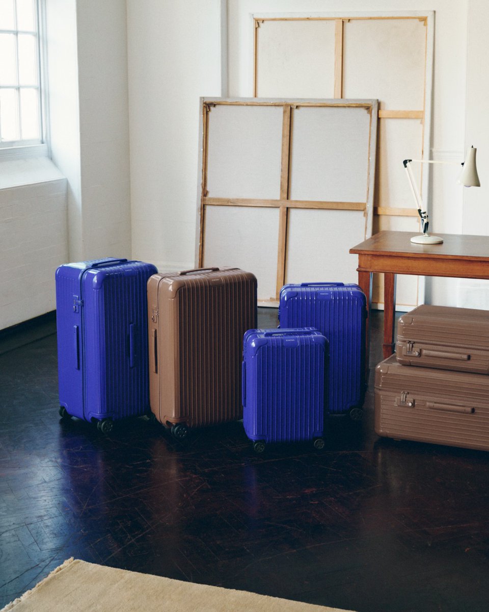 mintmag_th's tweet photo. เฉดใหม่ เติมความสดใส! RIMOWA เปิดตัว 2 สีใหม่ที่ได้แรงบันดาลใจมาจากสีสันธรรมชาติ ออกมาเป็นโทนสี Umber น้ำตาลเข้มจากผืนดิน และ Ultramarine สีน้ำเงินเข้มจากแร่ลาพิส ลาซูลี ผ่านกระเป๋าเดินทางคอลเล็กชั่น Essential และกระเป๋าสะพายข้าง กระเป๋าถือในคอลเล็กชั่น Groove ในขนาดกะทัดรัด โดยในแคมเปญนี้ยังคว้า JOE ALWYN มาถ่ายทอดเรื่องราวที่ทั้งสองเฉดสีค่อยๆ แทรกซึมเข้ามาอยู่ในชีวิตประจำวัน พร้อมจุดประกายไอเดียและกระบวนการสร้างสรรค์ของเขา 💚

➡️อ่านต่อ https://t.co/K6BwL7AhTn

@RIMOWA 
#RIMOWAEssential #RIMOWAColours
#MintNews