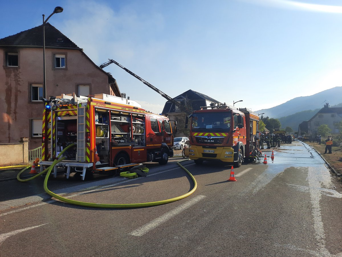 68pg's tweet photo. #incendie à Gunsbach pres de #Munster 14 personnes evacuees
Une victime et une personne toujours recherchée dans les décombres
Une femme blessée en ayant sauté d un etage https://t.co/UpnSJTw89N