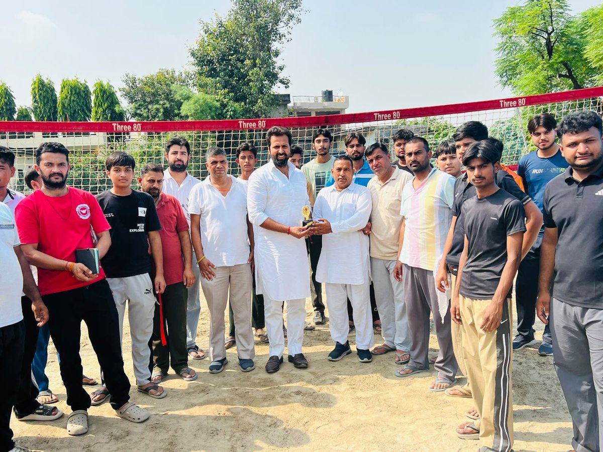 umeshkamboj5's tweet photo. आज हल्का रादौर के गाँव हरियाबाँस में वॉलीबॉल टूर्नामेंट में मुख्य अतिथि के रूप में जाने का सौभाग्य प्राप्त हुआ
सभी गाँव वासियो का इतना मान व सम्मान देने के लिए दिल की गहराइयों से बहुत बहुत धन्यवाद
उमेश बुबका
हल्का रादौर
#Haryana #Congress #Radaur https://t.co/XOeiLfpngw