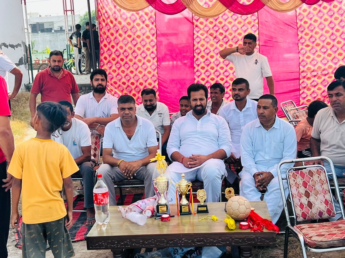 umeshkamboj5's tweet photo. आज हल्का रादौर के गाँव हरियाबाँस में वॉलीबॉल टूर्नामेंट में मुख्य अतिथि के रूप में जाने का सौभाग्य प्राप्त हुआ
सभी गाँव वासियो का इतना मान व सम्मान देने के लिए दिल की गहराइयों से बहुत बहुत धन्यवाद
उमेश बुबका
हल्का रादौर
#Haryana #Congress #Radaur https://t.co/XOeiLfpngw