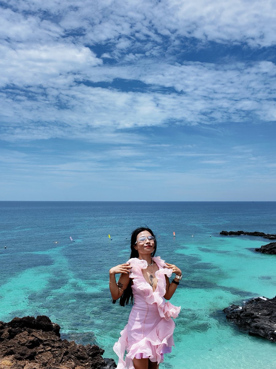 44_yagmur's tweet photo. Bọt biển trắng, vách đá đen và những ngày nắng rực rỡ ở Lý Sơn. https://t.co/jOS3ETP8F3