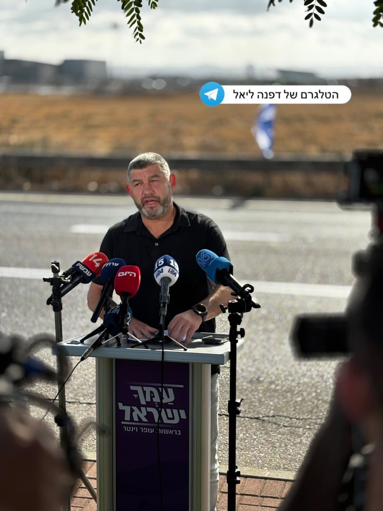 DaphnaLiel's tweet photo. וינטר על סערת יוסף חדד במסיבת עיתונאים סמוך לנתב״ג : ״במקום לקחת אחריות על מחדל הטיסה משתמשים בספינים הזויים;
״היינו כפסע מהפיגוע הגדול ביותר בתולדות המדינה. 9/11 של ישראל.  שוב חוזרים למנגינות המוכרות. ההוא לא ידע, לא העירו, ההם אשמים. אולי האירוע הזה יישכח, אולי נשנה את סדר היום והציבור לא ישים לב שאף אחד לא בודק או חוקר״.