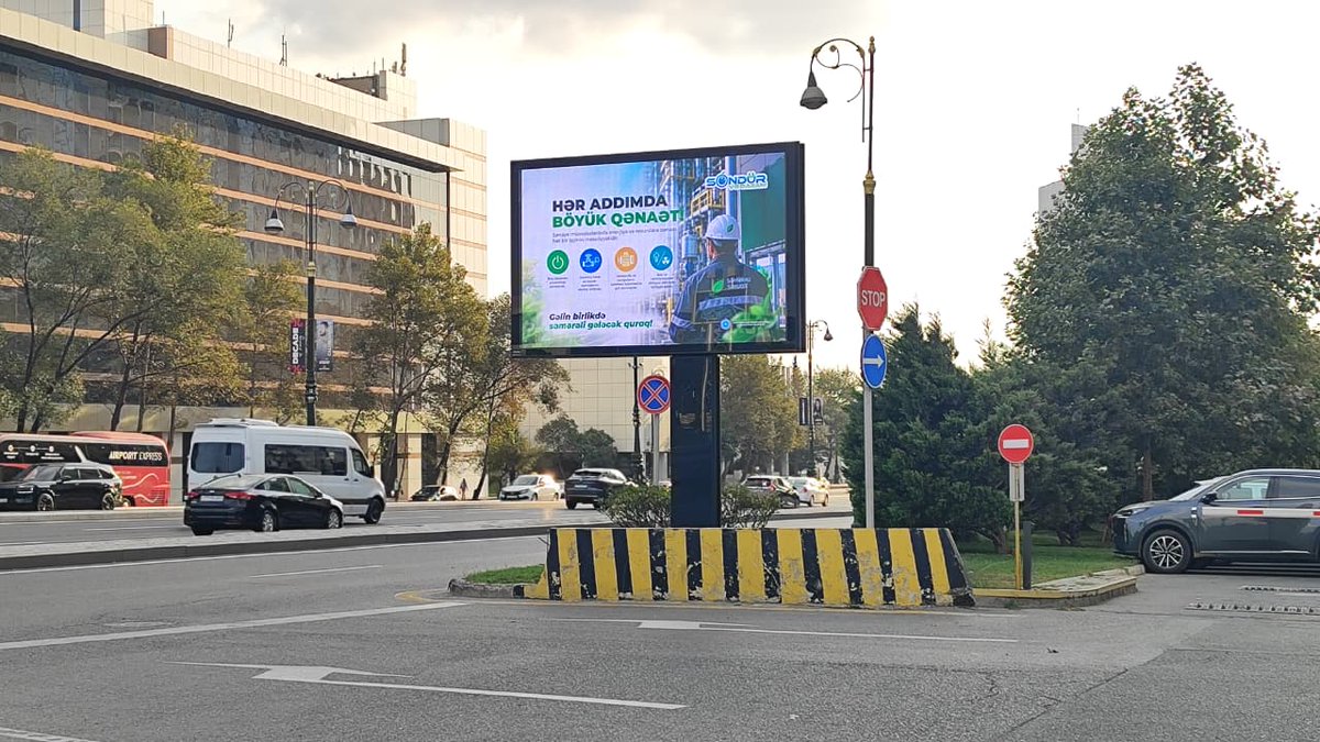 minenergyaze's tweet photo. 📍 Şəhərimizin müxtəlif nöqtələrində quraşdırılmış reklam lövhələrində #SöndürVəQazan kampaniyası çərçivəsində enerji səmərəliliyi ilə bağlı maarifləndirici posterlər yayımlanır. 

⚡️ Enerjidən səmərəli istifadə edərək gələcəyimizi birlikdə qoruyaq!

#EnergetikaNazirliyi #MinistryofEnergy
#EnerjiSəmərəliliyi #DüşünVəQazan
#SwitchoffandWin #EnergyEfficiency #ThinkandSave