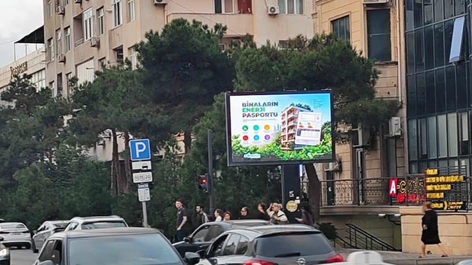 minenergyaze's tweet photo. 📍 Şəhərimizin müxtəlif nöqtələrində quraşdırılmış reklam lövhələrində #SöndürVəQazan kampaniyası çərçivəsində enerji səmərəliliyi ilə bağlı maarifləndirici posterlər yayımlanır. 

⚡️ Enerjidən səmərəli istifadə edərək gələcəyimizi birlikdə qoruyaq!

#EnergetikaNazirliyi #MinistryofEnergy
#EnerjiSəmərəliliyi #DüşünVəQazan
#SwitchoffandWin #EnergyEfficiency #ThinkandSave