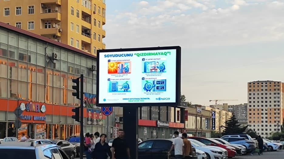minenergyaze's tweet photo. 📍 Şəhərimizin müxtəlif nöqtələrində quraşdırılmış reklam lövhələrində #SöndürVəQazan kampaniyası çərçivəsində enerji səmərəliliyi ilə bağlı maarifləndirici posterlər yayımlanır. 

⚡️ Enerjidən səmərəli istifadə edərək gələcəyimizi birlikdə qoruyaq!

#EnergetikaNazirliyi #MinistryofEnergy
#EnerjiSəmərəliliyi #DüşünVəQazan
#SwitchoffandWin #EnergyEfficiency #ThinkandSave