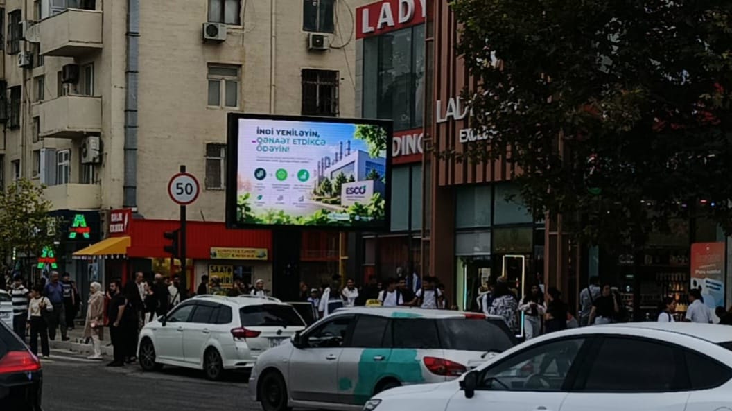 minenergyaze's tweet photo. 📍 Şəhərimizin müxtəlif nöqtələrində quraşdırılmış reklam lövhələrində #SöndürVəQazan kampaniyası çərçivəsində enerji səmərəliliyi ilə bağlı maarifləndirici posterlər yayımlanır. 

⚡️ Enerjidən səmərəli istifadə edərək gələcəyimizi birlikdə qoruyaq!

#EnergetikaNazirliyi #MinistryofEnergy
#EnerjiSəmərəliliyi #DüşünVəQazan
#SwitchoffandWin #EnergyEfficiency #ThinkandSave