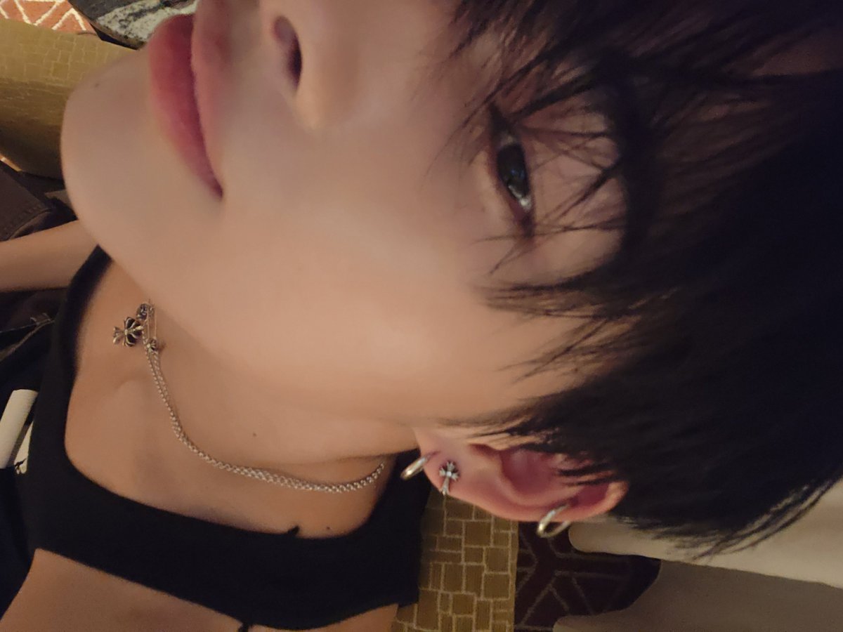 Se_a034's tweet photo. 니키 필승 각도 셀카를 기다리며… https://t.co/SaUo9kY1TS