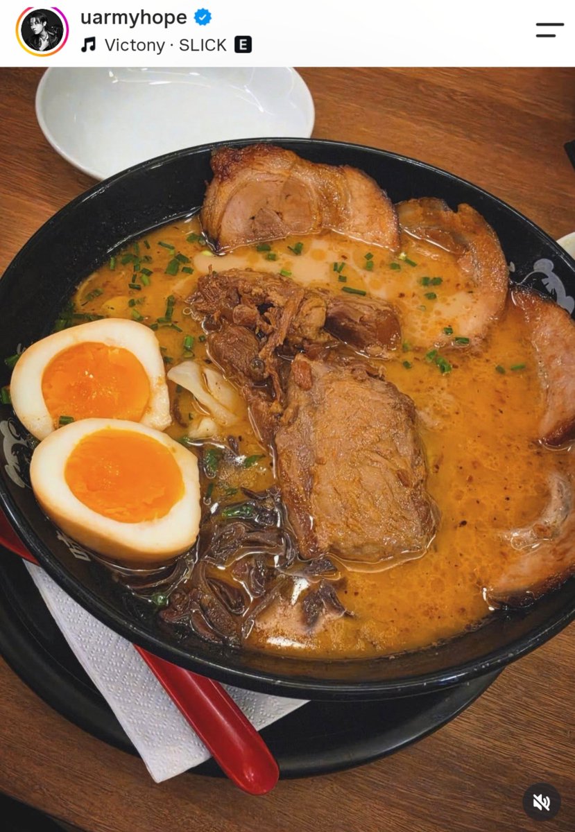 subarasimaaa's tweet photo. え、まって…
ホソクさん、もしかして、それは味千ラーメンですか？？？
��ぇ？いつ食べたの？？ https://t.co/sKHYHr11rm