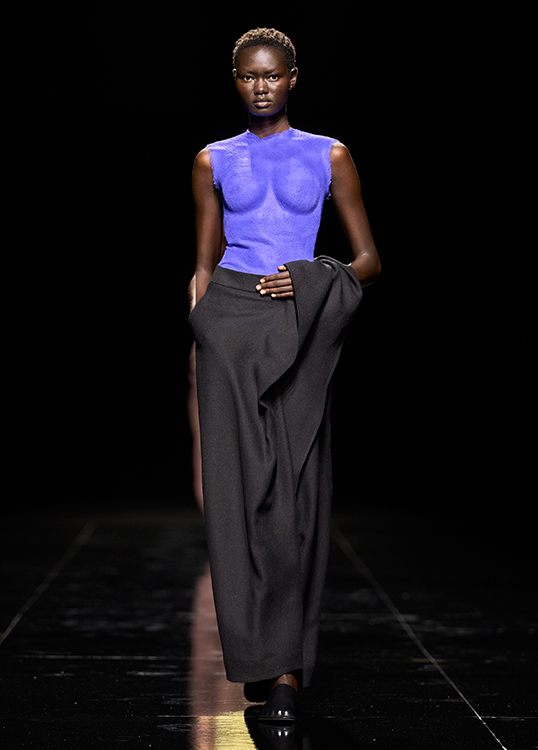 FASHIONHL's tweet photo. What happens in the space between body and cloth?

→https://t.co/5JIOOyxAC7

For Spring/Summer 2027, ISSEY MIYAKE explores ma—the space in between—through garments that breathe, sway, expand, and transform with the wearer.
A collection where air, movement, and the body give clothing its form.
#ISSEYMIYAKE #SS27 #PFW