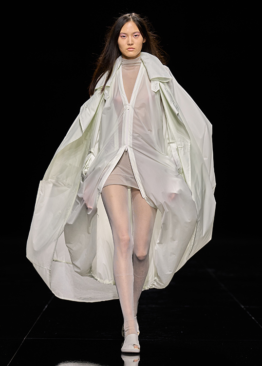 FASHIONHL's tweet photo. What happens in the space between body and cloth?

→https://t.co/5JIOOyxAC7

For Spring/Summer 2027, ISSEY MIYAKE explores ma—the space in between—through garments that breathe, sway, expand, and transform with the wearer.
A collection where air, movement, and the body give clothing its form.
#ISSEYMIYAKE #SS27 #PFW