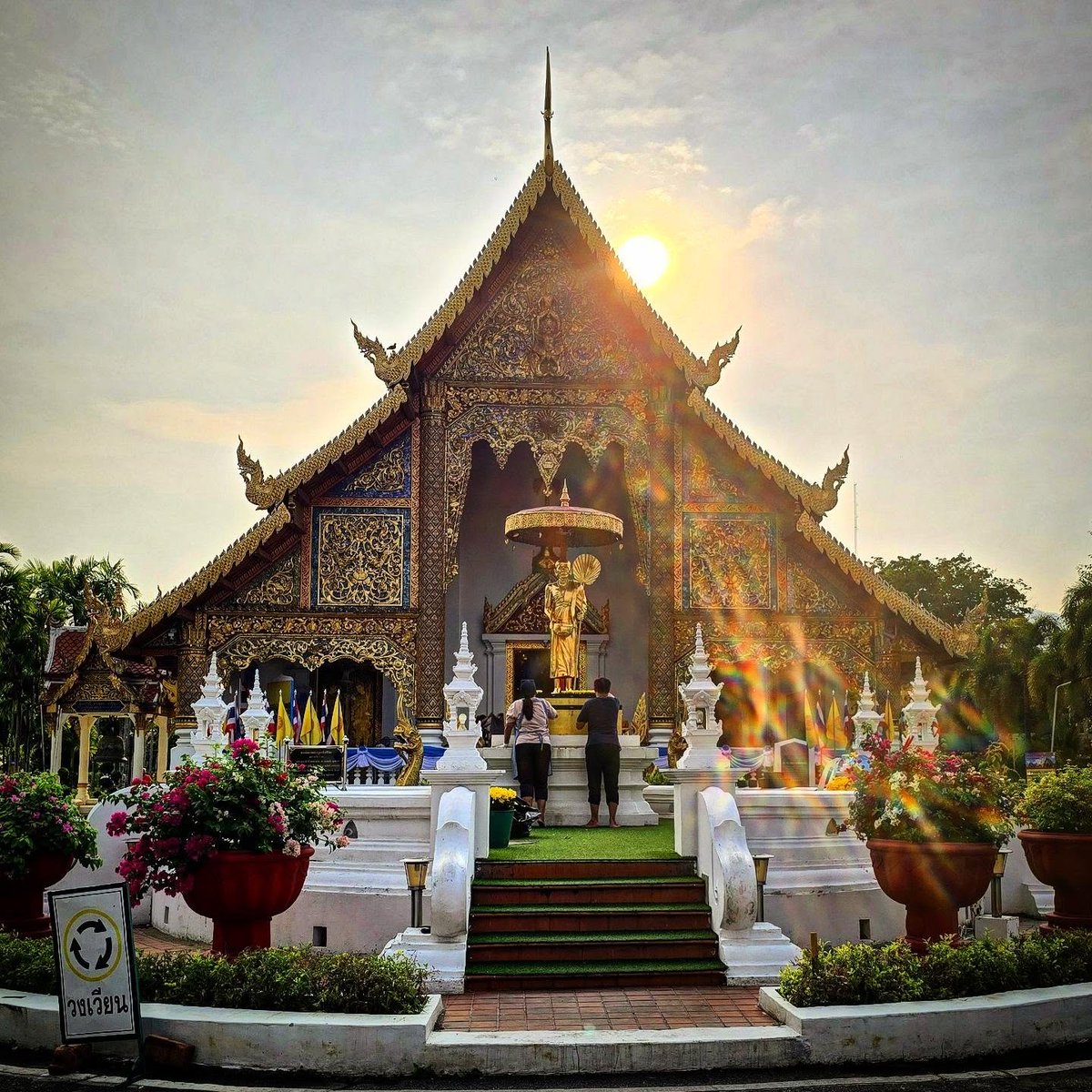 andres_yonatan's tweet photo. Thailand’s temples are breathtaking. One trip is never enough to truly experience their beauty and wonder. https://t.co/Tg3JdacSdf
